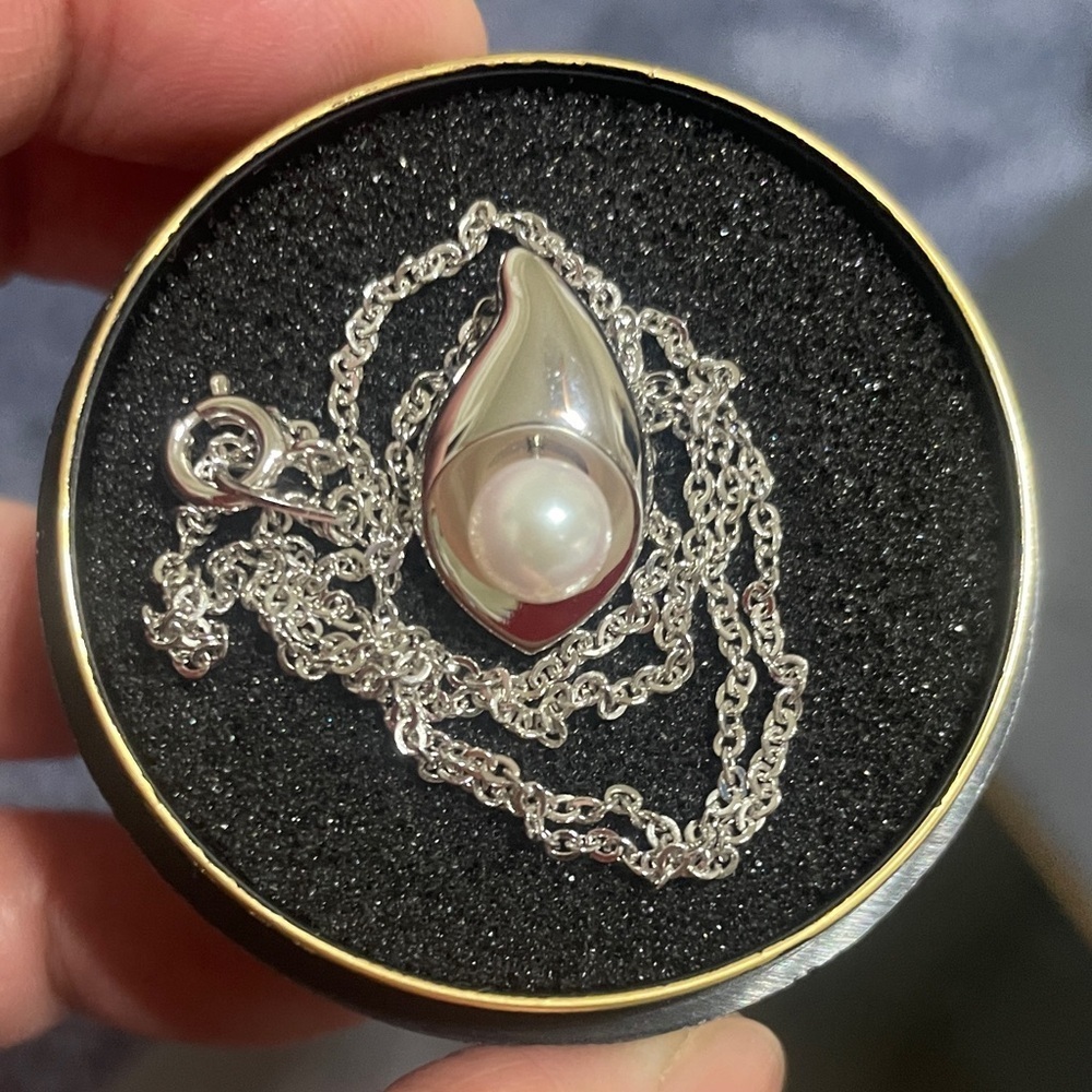 Tasaki Elegant Silver Pearl Pendant Necklace